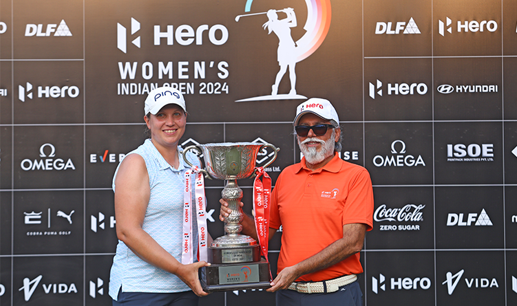 Dr Pawan Munjal and Liz Young of England during the prize giving ceremony