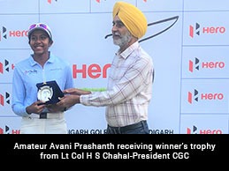 Amateur Avani Prashanth receiving winner's trophy from Lt Col H S Chahal-President CGC