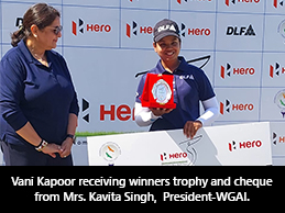 Vani Kapoor receiving winners trophy and cheque from Mrs. Kavita Singh,  President-WGAI.