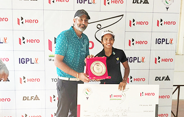 Rhea Purvi Saravanan receiving winners cheque and trophy from Mr D B Sundar Ramam, Captain-Golmuri GC